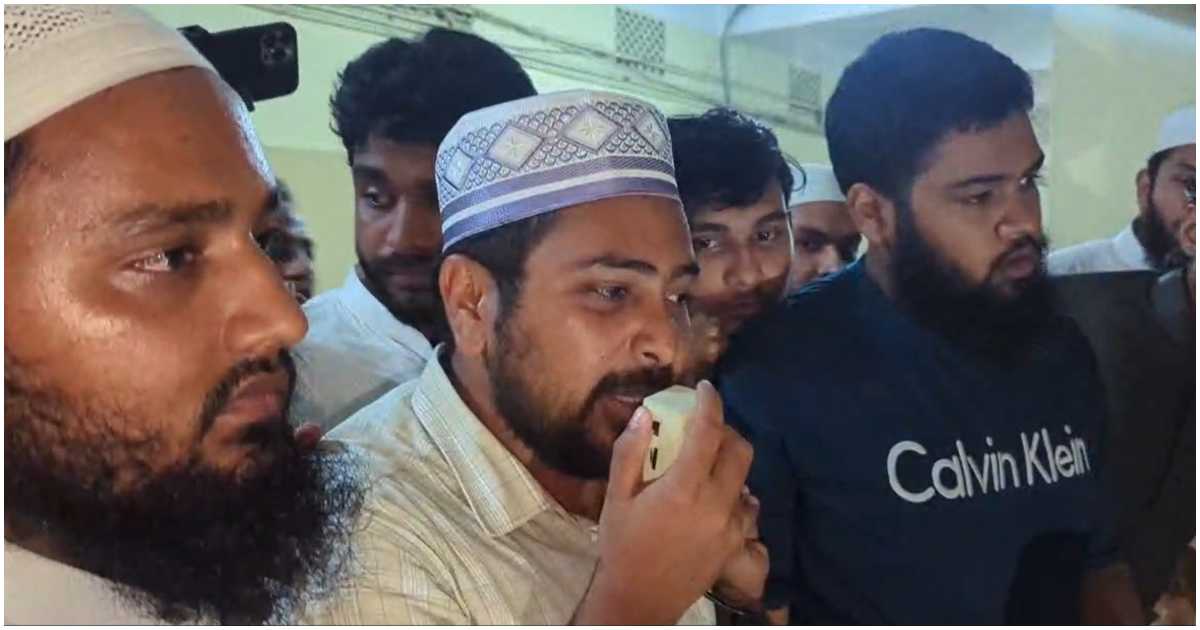 চট্টগ্রামের হাটহাজারী মাদ্রাসায় রবিবার রাতে বক্তব্য দেন এনসিপির আহ্বায়ক নাহিদ ইসলাম। ছবি: টিবিএন
